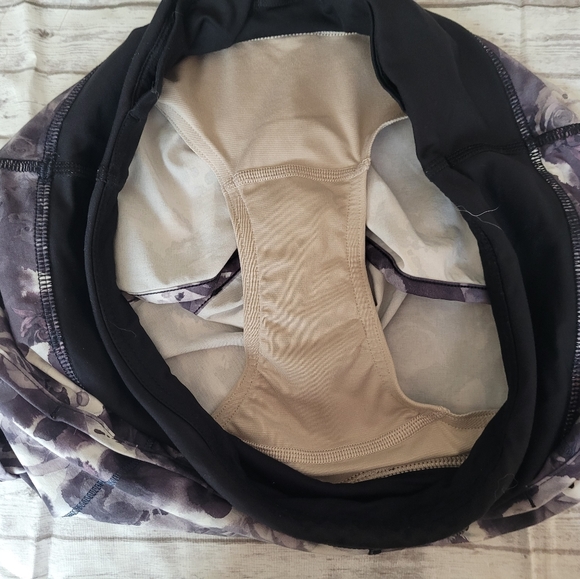 lululemonSpeed Shorts Sz 6 EUC - Picture 3 of 3